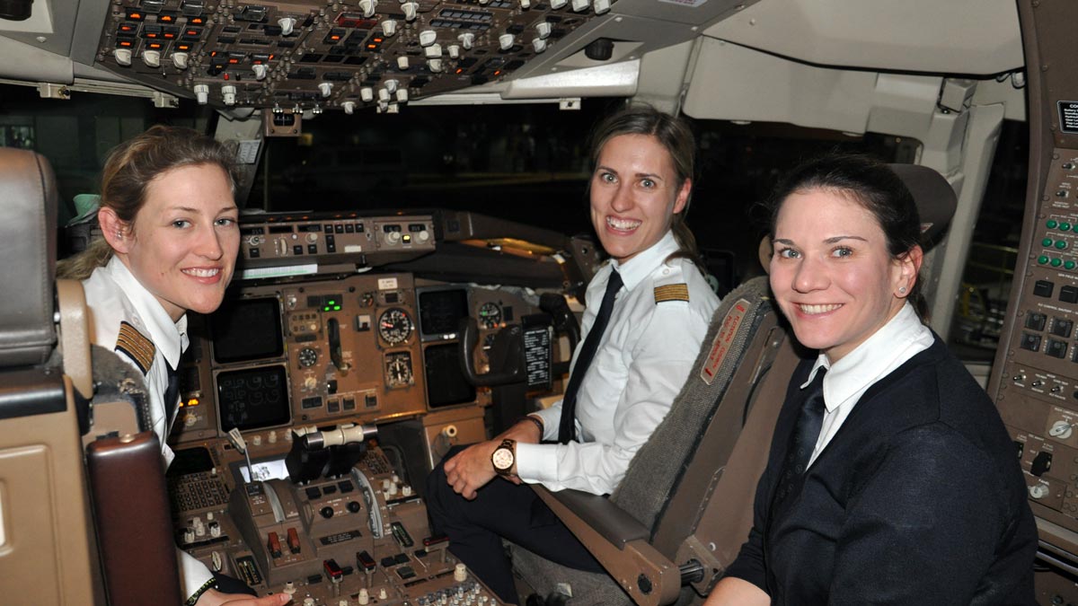 Das kommt selten vor: Im Cockpit unserer Maschine haben drei Pilotinnen das sagen. Foto WR