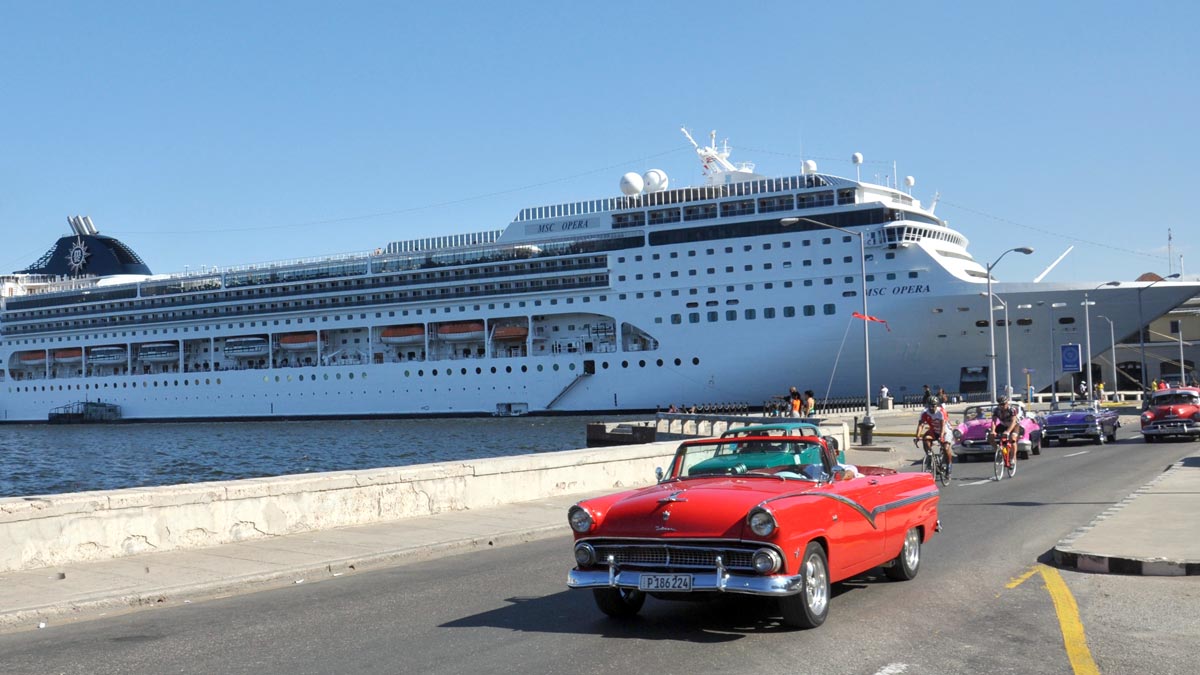 Vor allem europäische Reedereien ankern in Havanna, wie hier die italienische MSC Opera