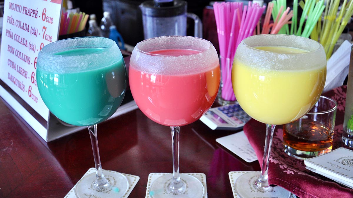 Hotel National: Das „Auge“ trinkt mit: weibliche Gäste lieben Cocktails in allen Farben