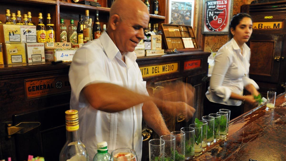 Barkeeper Roberto und sein Kollege Bismarck (der heißt wirklich so) öffnen jede Woche Hunderte von Flaschen Rum für Tausende von Mojitos