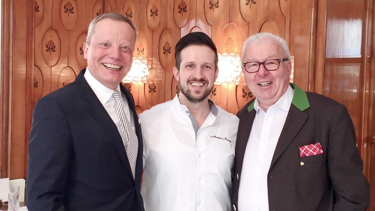 Der neue Hotel-Direktor Holger Schroth, Schwarzreiter-Chef Anton Pozeg, Gourmino Express Autor Wolfgang Ritter (v.li.). Foto WR