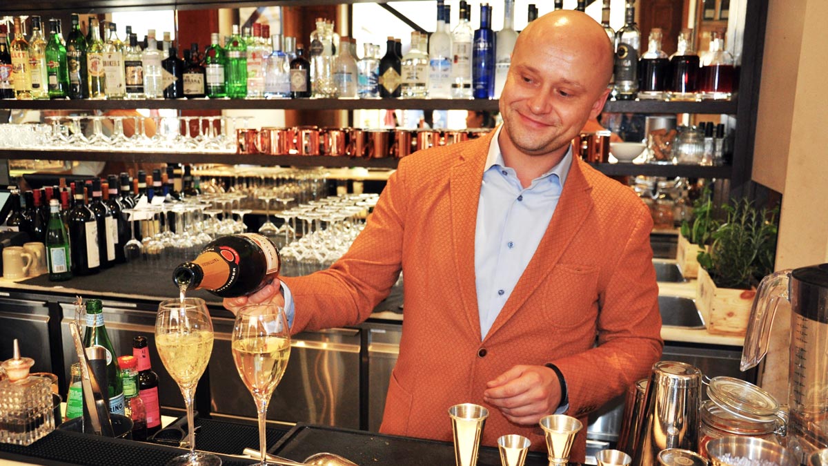 Restaurantchef und Gastgeber Andrej Grunert steht auch mal ander Bar. Foto WR