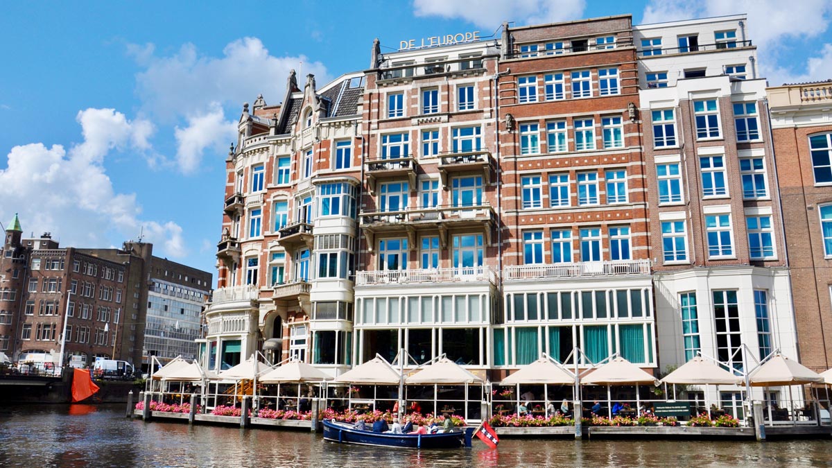 Das mondäne Hotel de L’Europe im Zentrum der Stadt: hier sitzt man direkt am Wasser