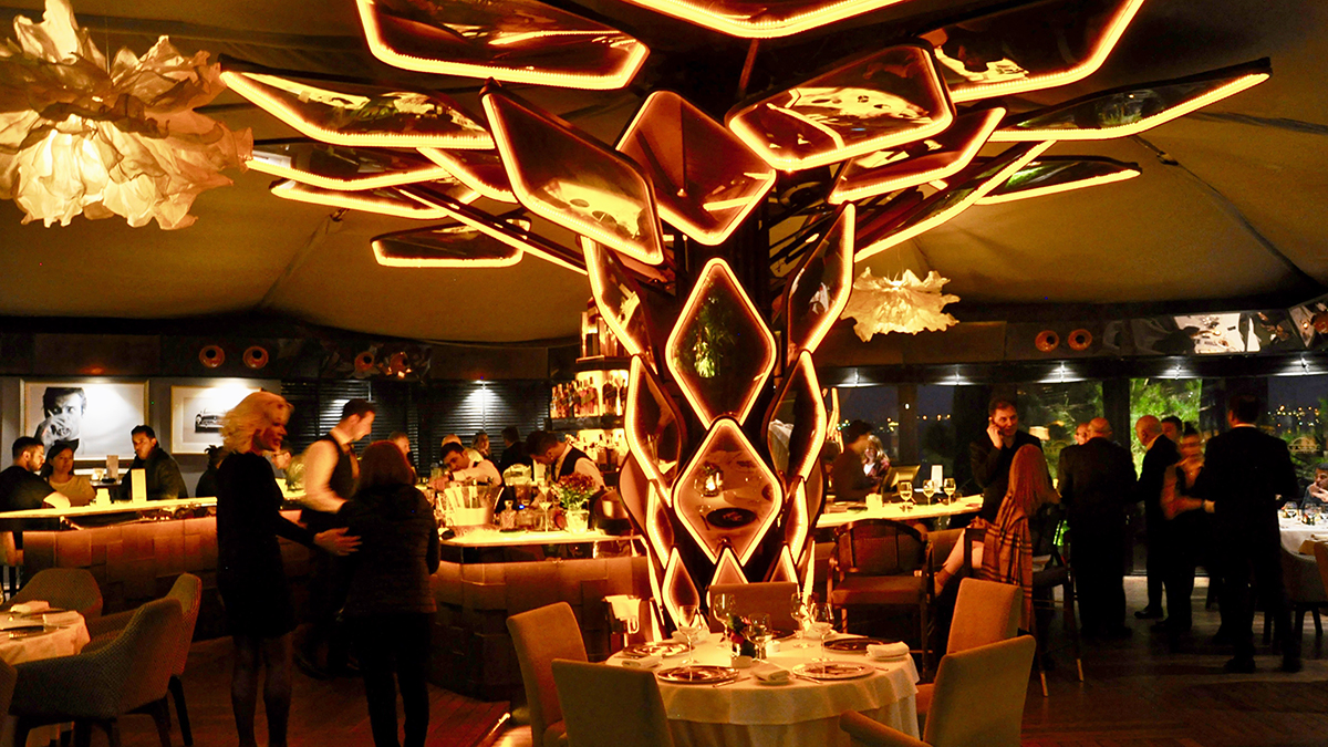 Restaurant Sunset: Stimmungsvolle Atmosphäre an der Bar und im Restaurant. Foto WR
