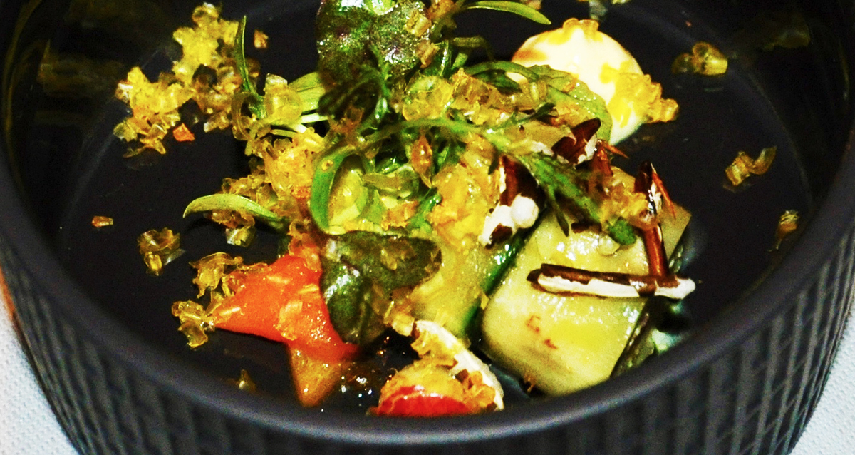 Der Gruß aus der Küche macht auch Vegetariern Freude: gebratenes Gemüse mit Koriander