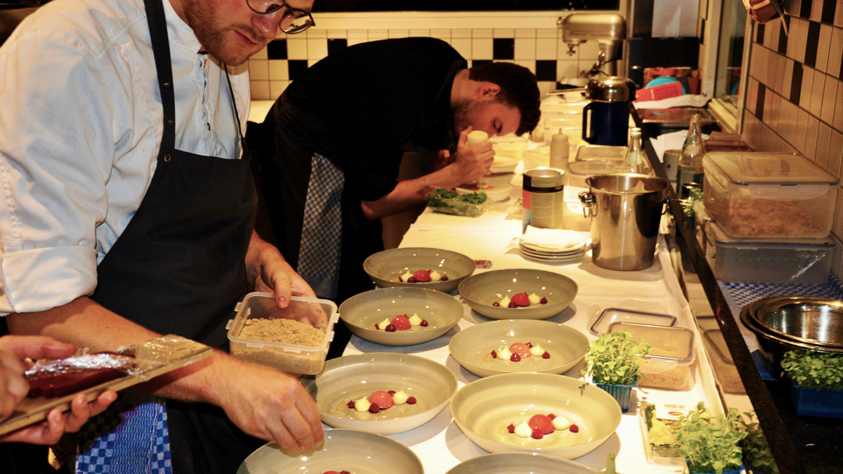 Hier wird Hand in Hand gearbeitet: gleich gehen die Desserts raus