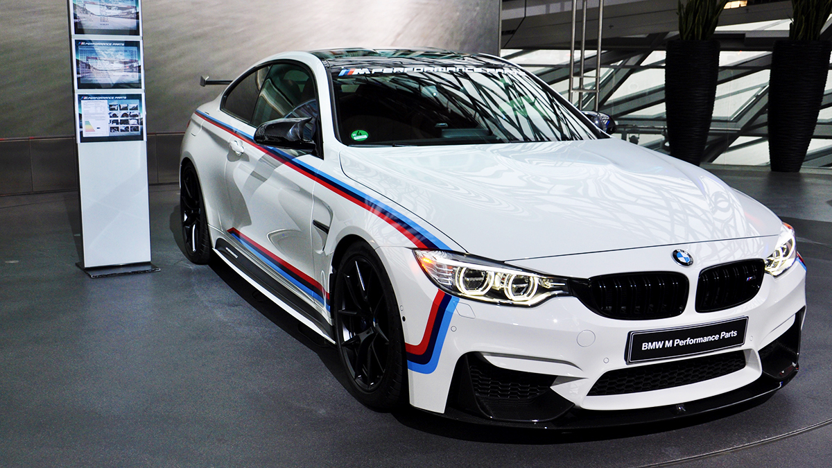 Heiße BMW-Leckerbissen vor dem Menü in der Ausstellungshalle