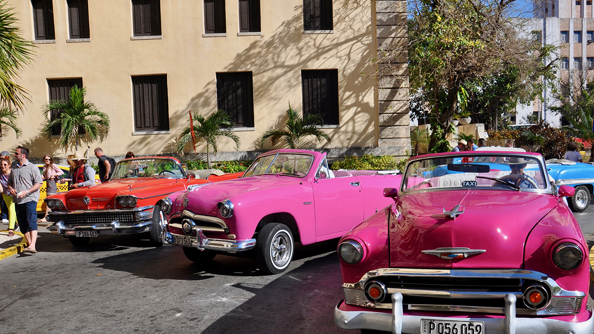 Vorfahrt Hotel Nacional de Cuba: Oldtimer in bunten Farben… doch rosa und pink dominieren
