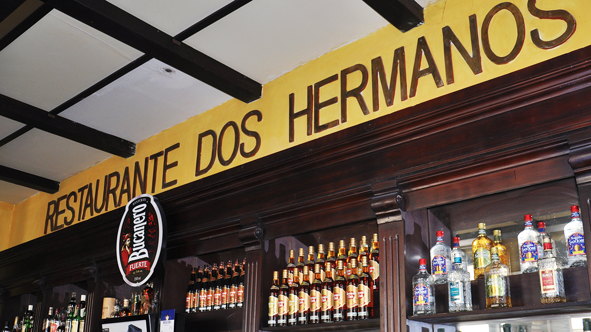 Dos Hermanos, Avenida del Puorto: Seit 1894 eine der ältesten Bars. Auch Marlon Brando und Errol Flynn saßen schon an der Theke