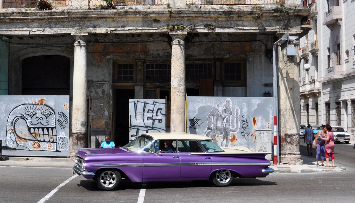 Ein gut erhaltener 1960 Chevrolet Impala vor morbider Fassade