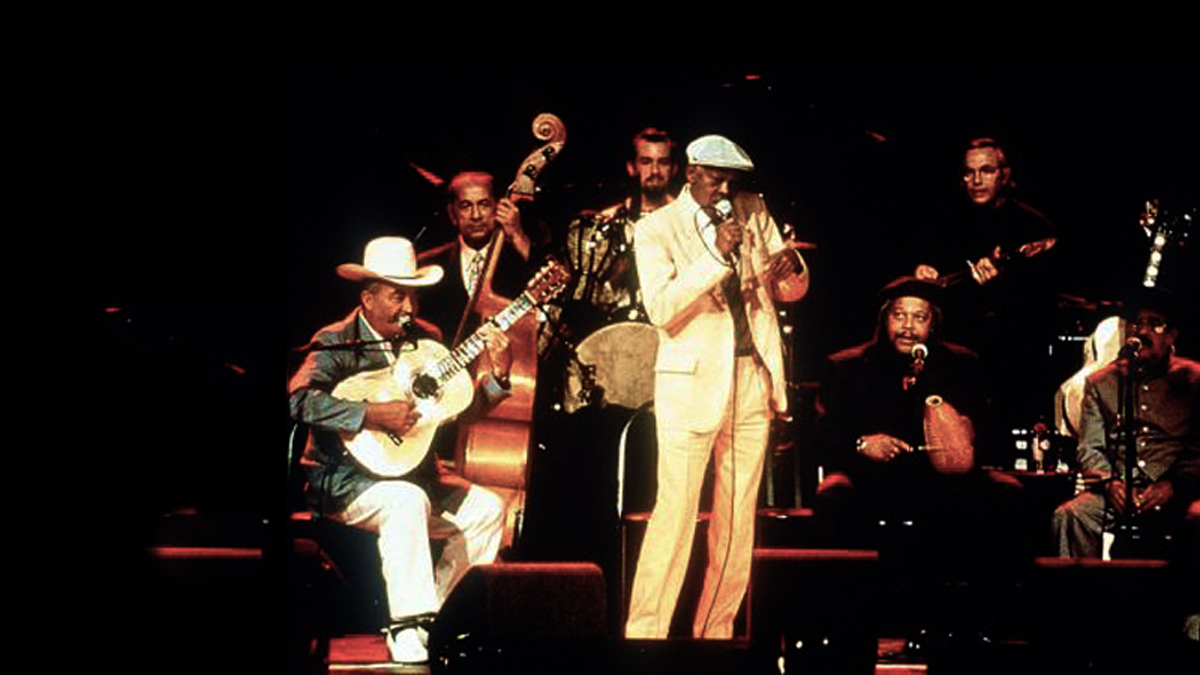 Buena Vista Social Club in der Original Besetzung mit Eliades Ochoa, Gitarre (li.), Ibrahim Ferrer (M.), Juan de Marcos Gonzáles (r.) und Ry Cooder, Gitarre, hinten.