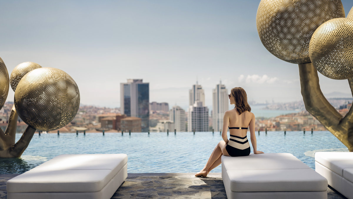 Fairmont: Der Infinity Pool mt fantastischem Blick bis zum Bosporus. Foto Hotel Fairmont