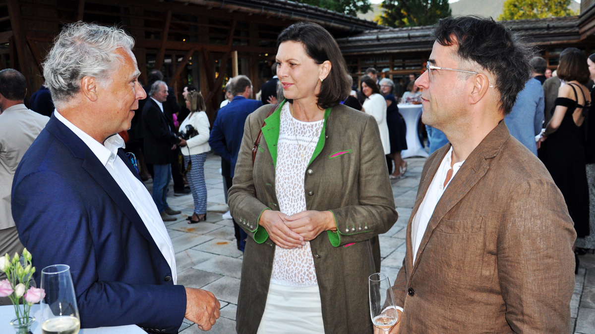 Die Ministerin im angeregten Gespräch mit Schauspieler Jan-Josef Liefers und Moderator Peter Fraas. Foto WR