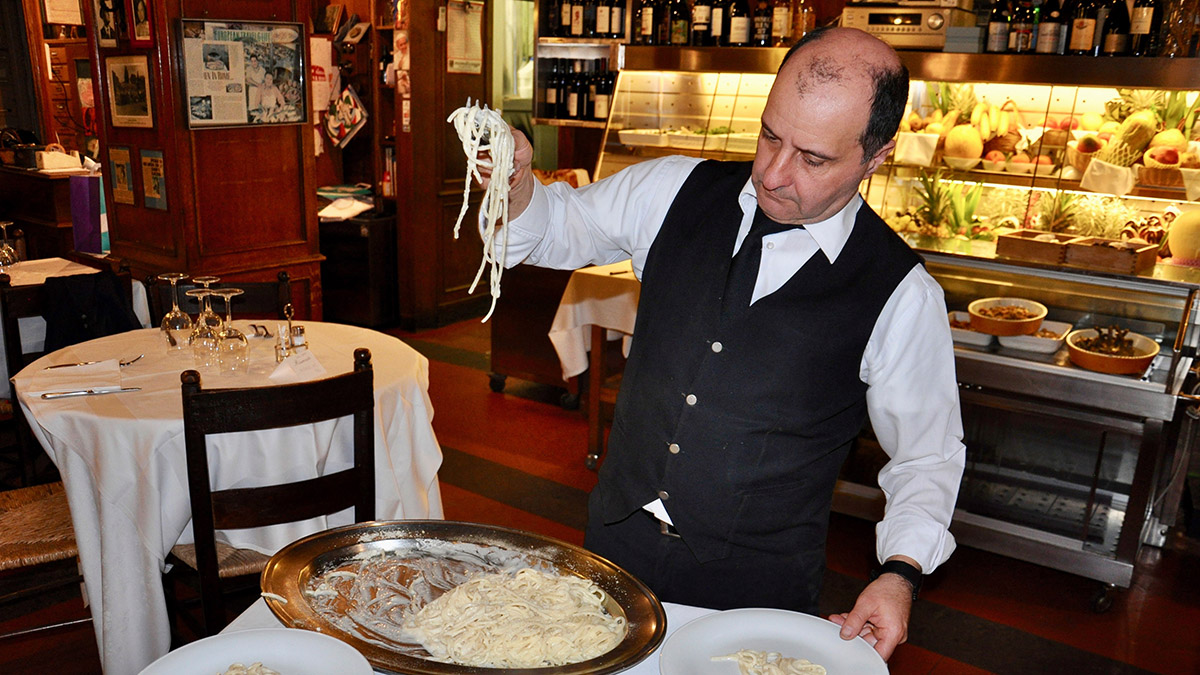 Checco: Spaghetti werden am Tisch angerichtet. Foto WR