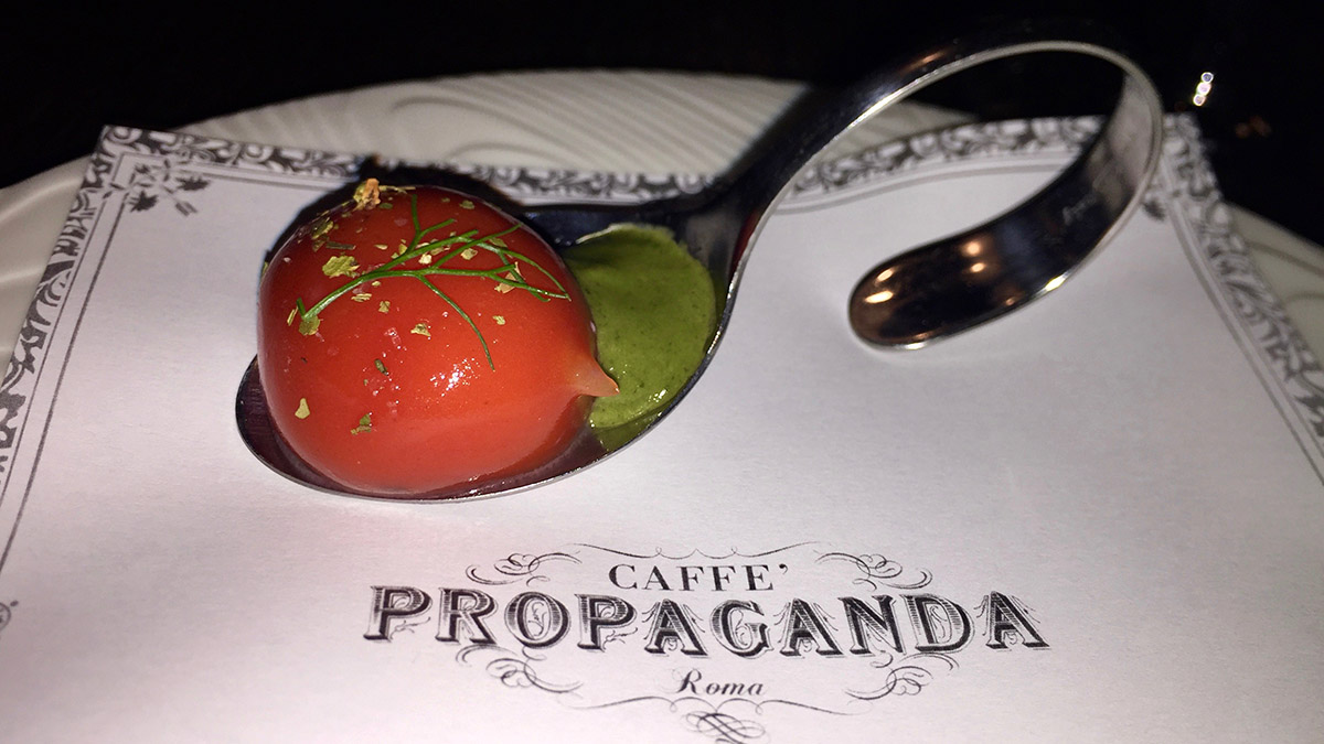 Caffé Propaganda: Tomatensorbet mit Basilikum Pesto als Gruß aus der Küche. Foto WR