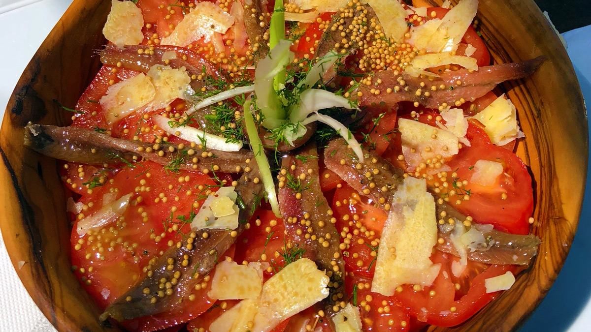 Ca’s Patró March: Tomatensalat mit Sardellen und Manchego Käse. Foto WR