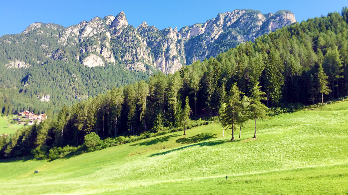 Steil aufragende Berge, sattes Grün und blauer Himmel: so stellt man sich unberührte Natur in den Dolomiten vor. Foto WR
