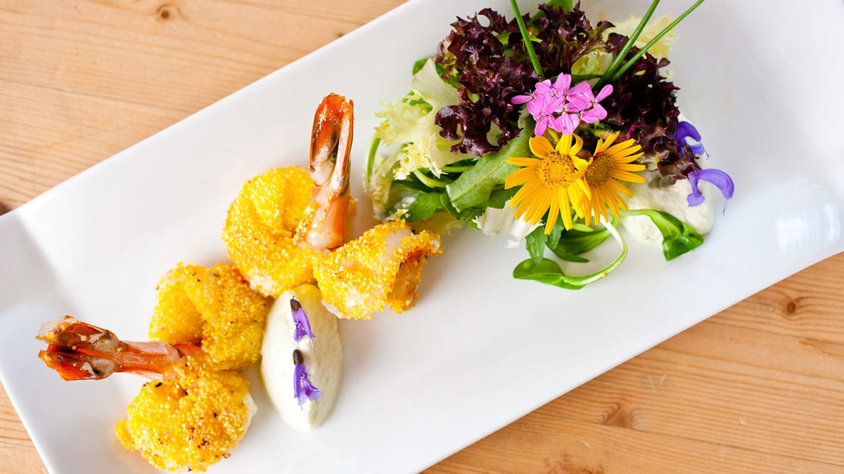 Eine Vorspeise die Laune macht: frittierte Scampi mit Salat Bouquet Foto CH