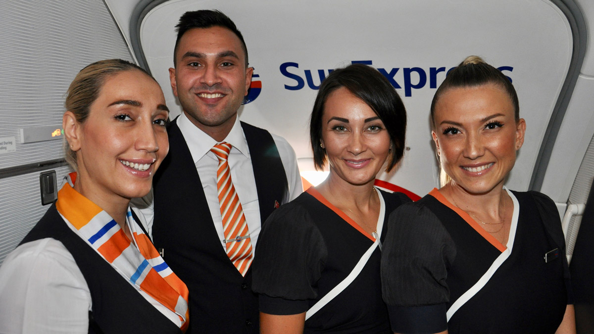 Die gut gelaunte SunExpress Crew: Hülya (Purserette), Hüseyin, Rindan und Saadet (v.li.). Foto WR