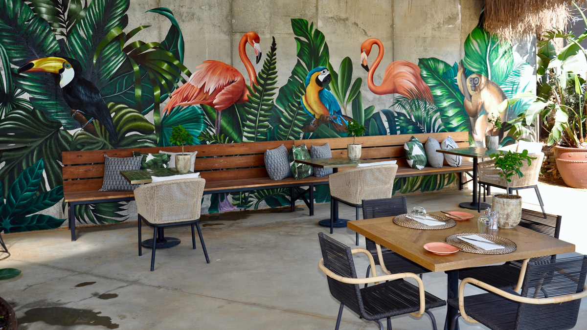 Restaurant Barbarossa: Flamingos und Papageien auf nacktem Beton. Foto WR