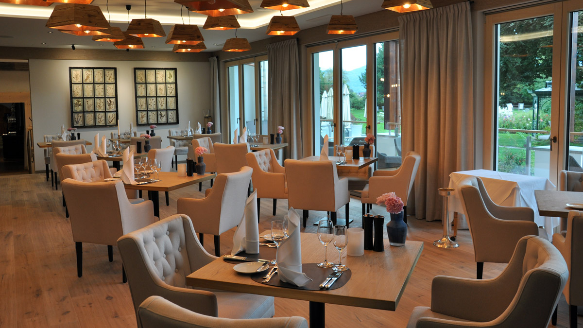 Das neue Panorama-Restaurant: hell luftig, freundlich – große Fensterfronten, und ein fantastischer Blick auf die Alpen. Foto HvF
