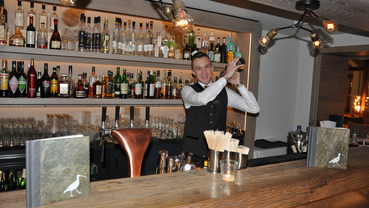 Eine Nightcup an der Bar? Ivan hat alle internationalen Cocktails drauf. Foto HvF