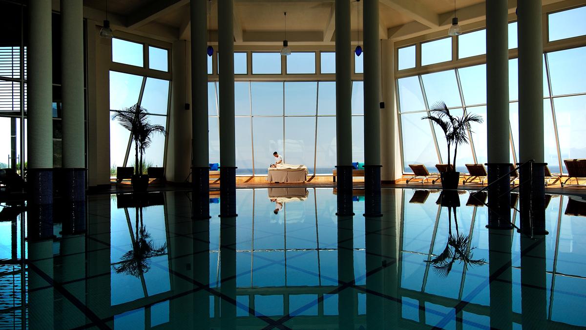 Auch der Indoor Pool hat akzeptable Ausmaße. Foto Kempinski