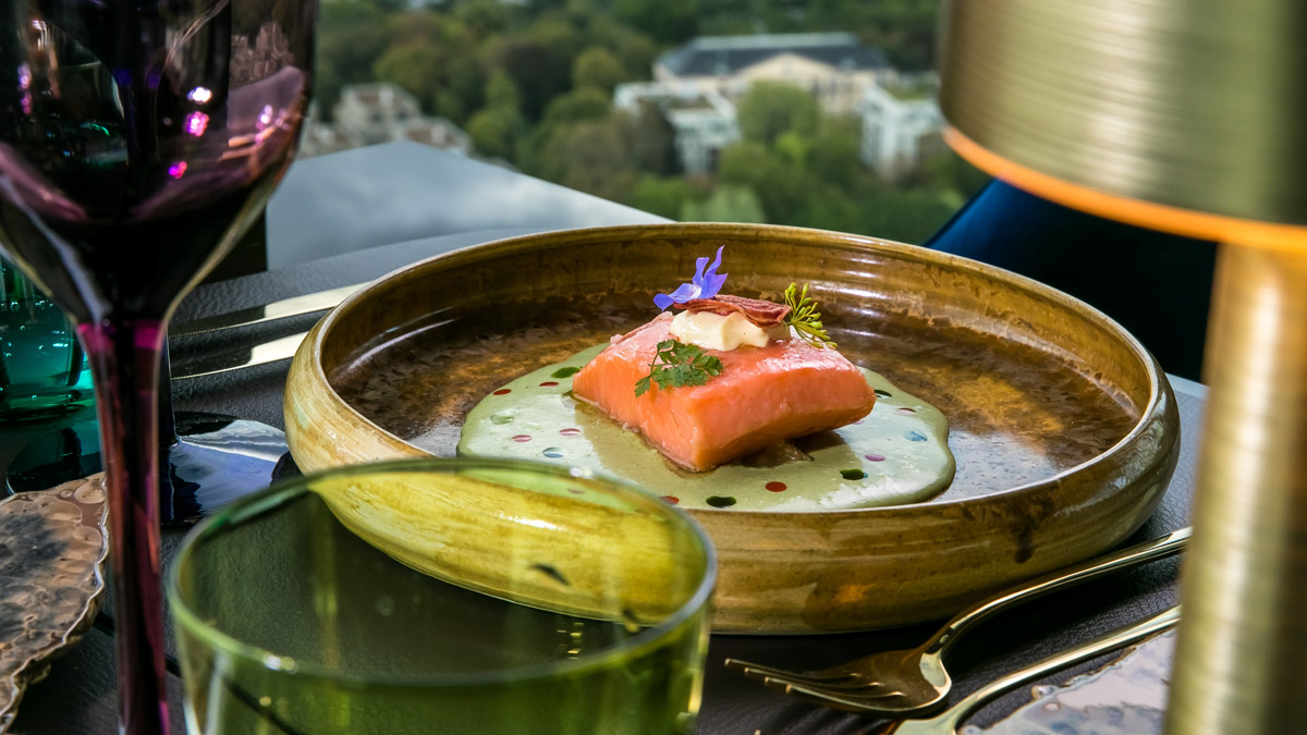 Franziska: Konfierter Lachs auf scharfer Frankfurter Grüner Sauce. Foto Mook