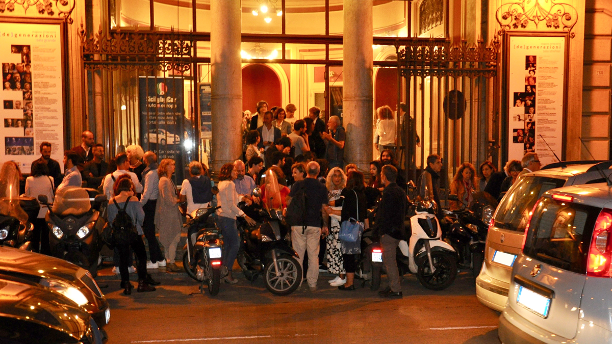 Großer Andrang im Teatro Biondo in der via Roma. Foto HvF