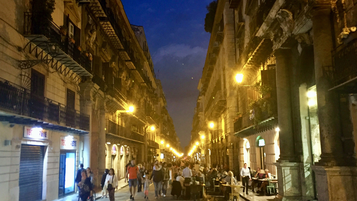 Via Vittorio Emanuele: Das Leben spielt sich auch nachts im Freien ab. Foto HvF