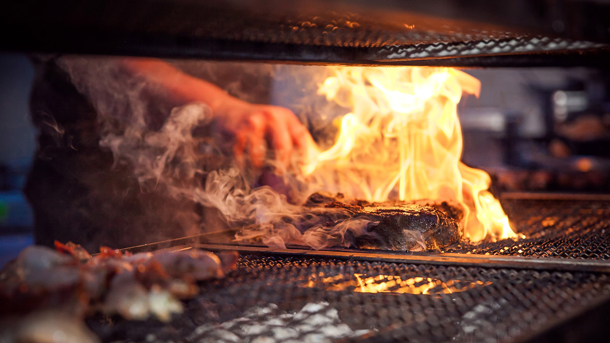 Zenzakan: Was vom Charcoal Robata Grill kommt erfüllt jede Fleischeslust. Foto Mook