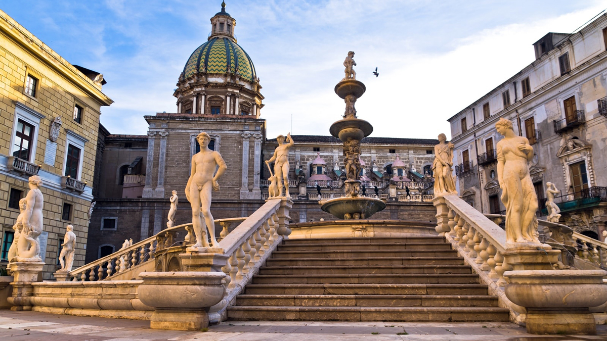 Der schönste Brunnen in Palermo: Die Fontana Pretoria mit der Kathedrale Maria Santissima Assunta.