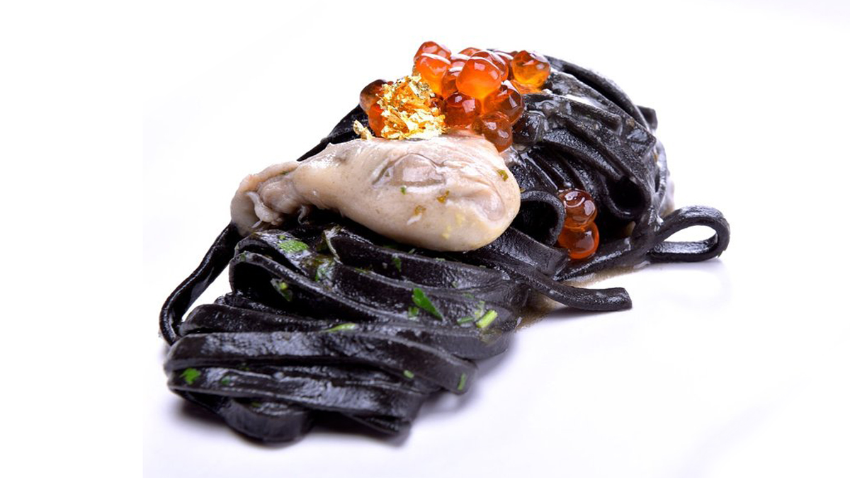 Tagliolini nero mit Auster und Keta-Lachs-Kaviar. Foto Ottava Nota
