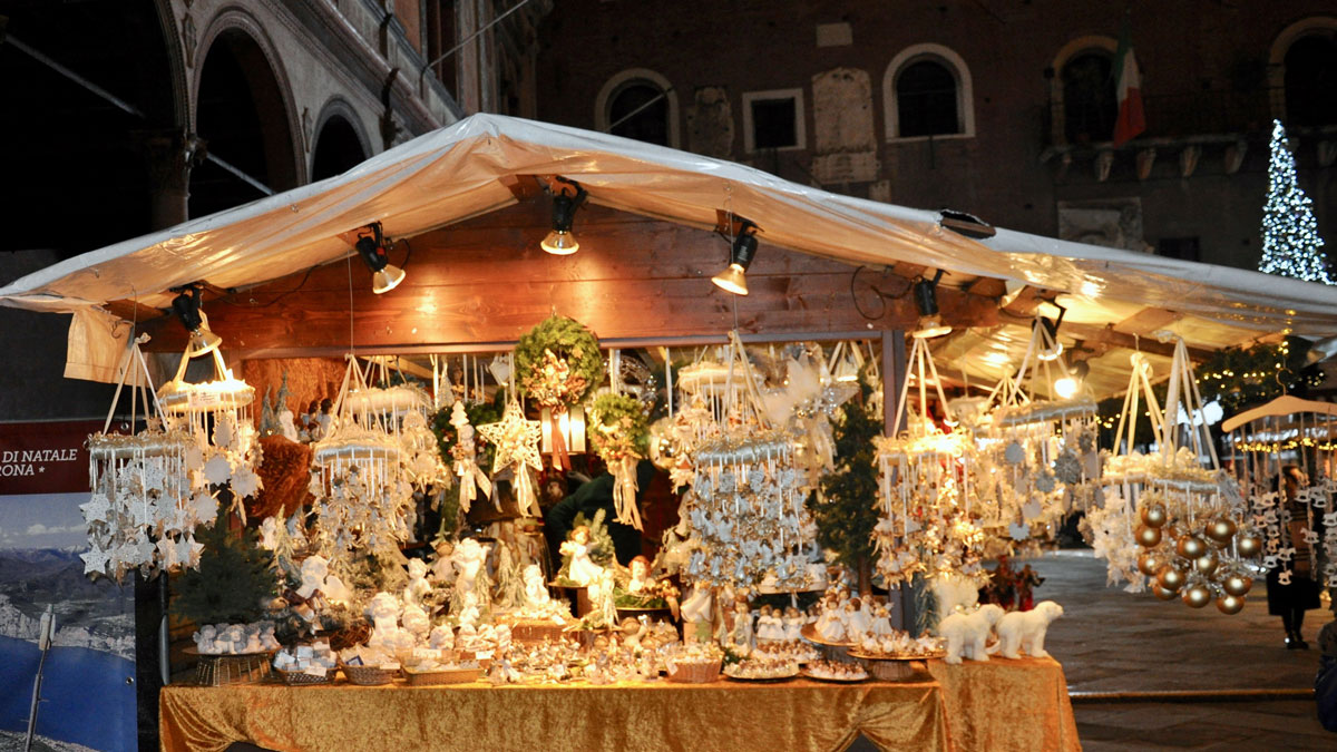 Stimmungsvoll: der Weihnachtsmarkt im Palazzo della Ragione und auf der Piazza Delle Erbe. Foto WR
