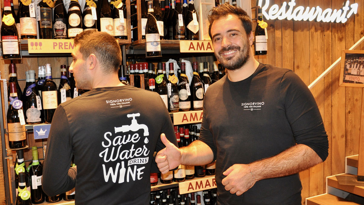 Vinothek Signorvino: Luca und Dany haben 1000 Weine im Regal, aber auch im Kopf. Foto WR
