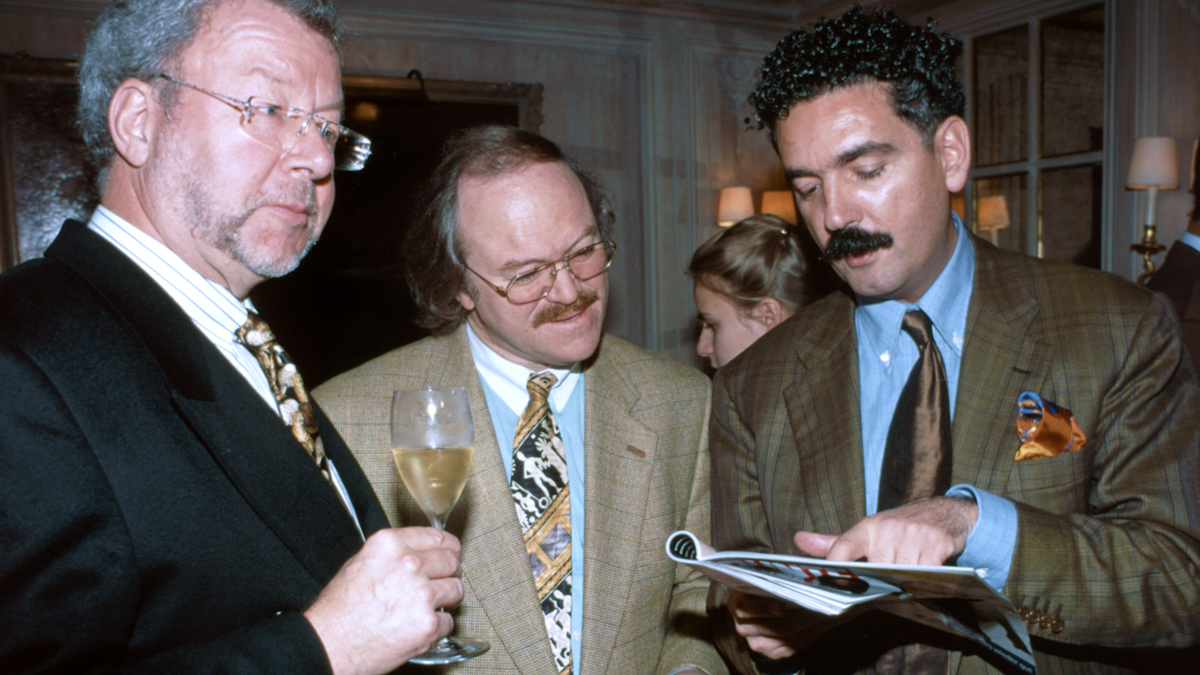 1996 im Königshof: 3-Sterne-Chef Heinz Winkler (M.) und Mario Gamba (Acquarello, München), checken ihre Platzierung in der Bestenliste