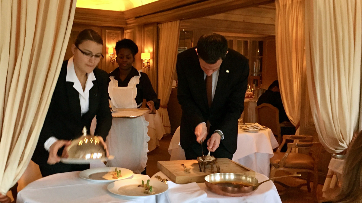 Restaurantchef Simon Adam beherrscht sein Handwerk: Ein Lammrücken wird am Tisch tranchiert. Foto WR