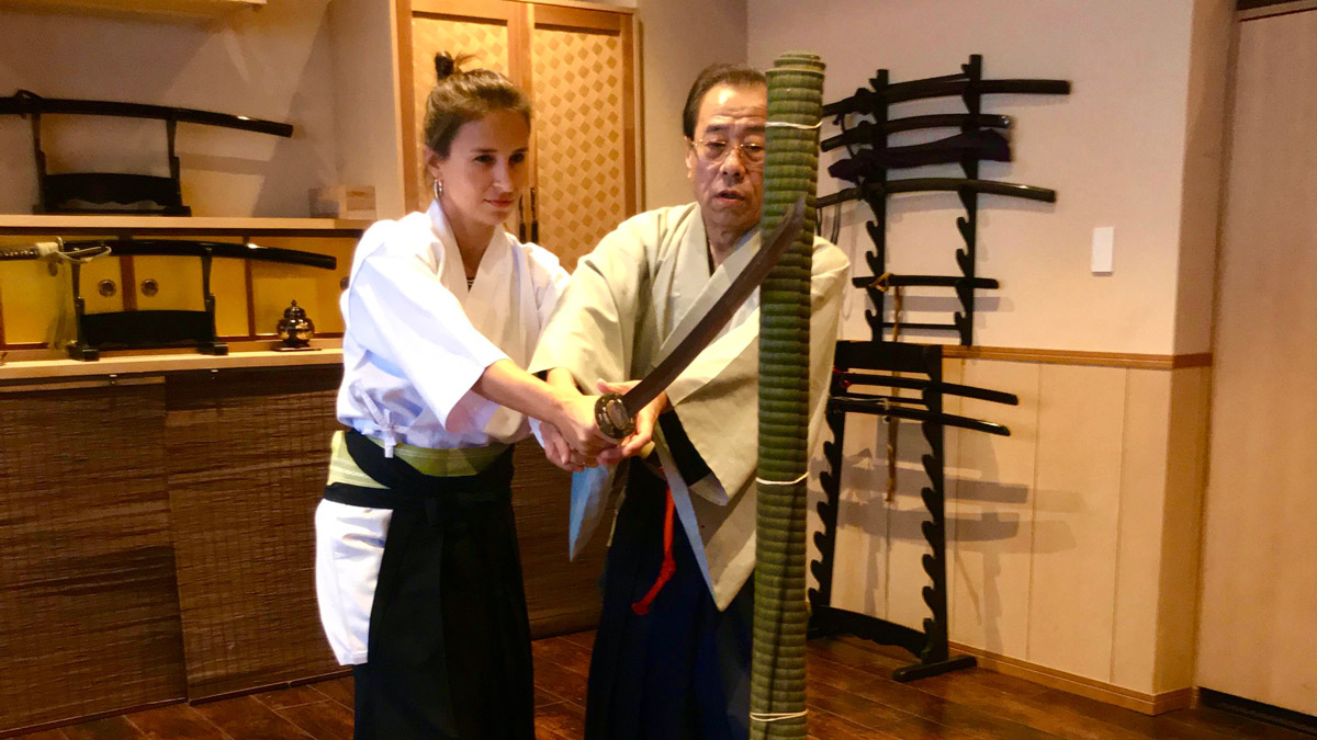 Inna mit Samuraischwert. Nach der Teezeremonie. Foto IH