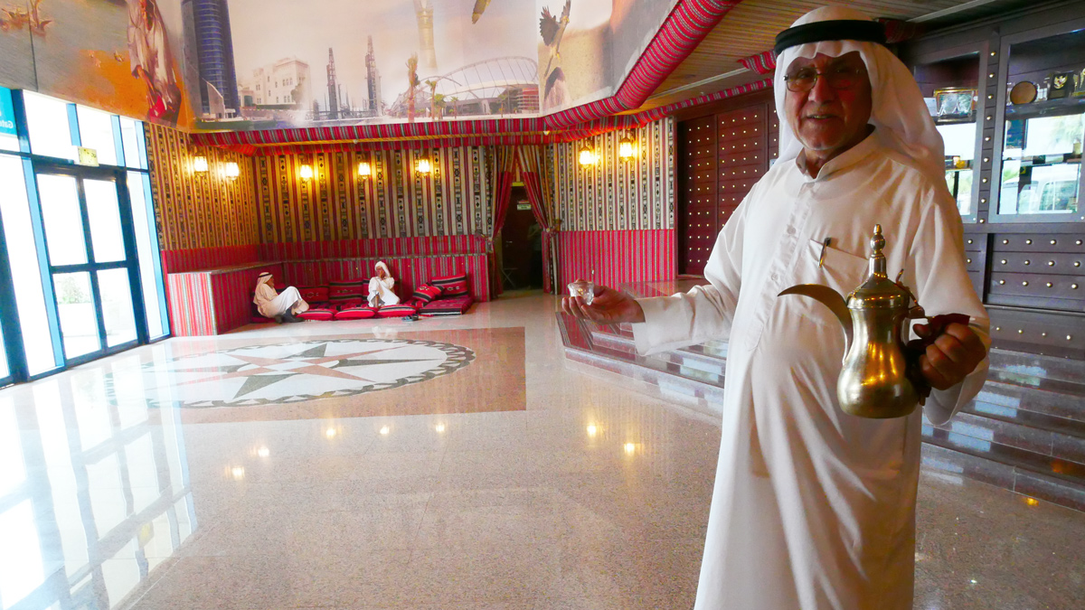 Die Kaffeezeremonie ist ein wichtiger Teil der Gastfreundschaft in Katar. Foto JW