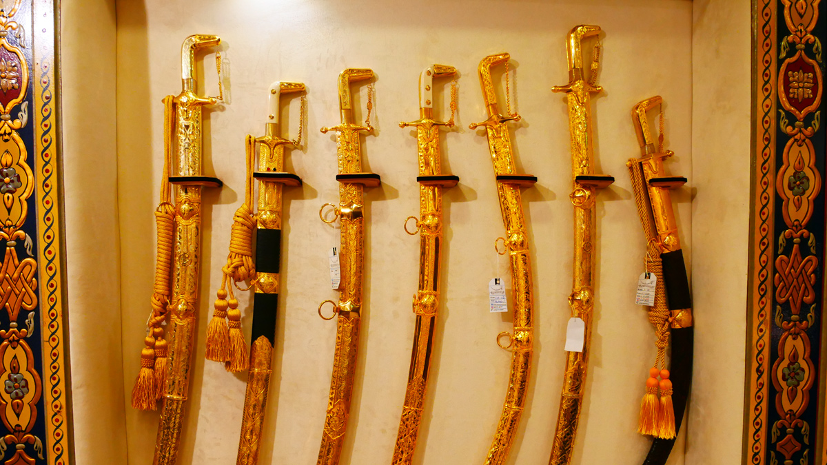 In Dohas Altstadt zu Haben: traditionelle vergoldete Schwerter. Foto JW