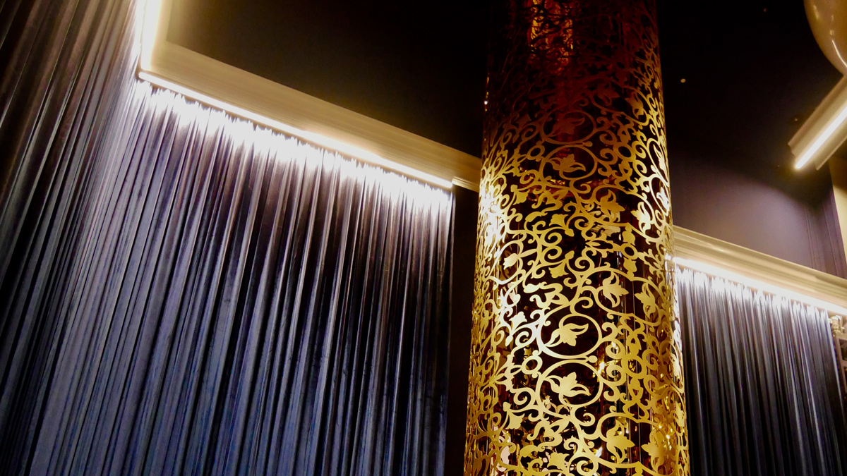 Goldener Aufzug im Hotel Mondrian. Foto JW