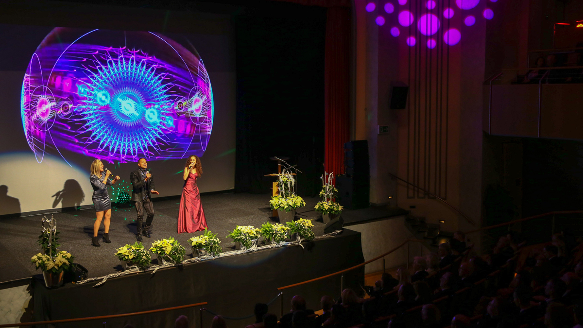 Tamara Bencsik, Jimmie Wilson und Josanne Thomas auf der Bühne des Stadttheaters