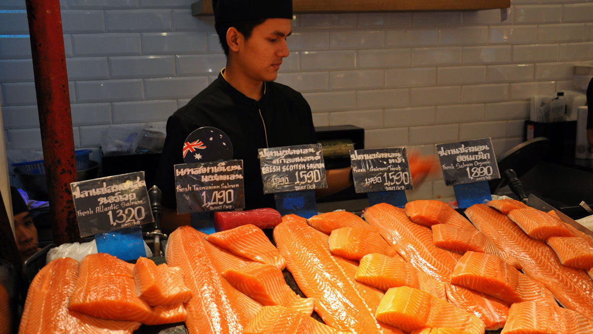 Food Court im Paragon: Lachs und alle Fische der Meere im Angebot. Foto WR