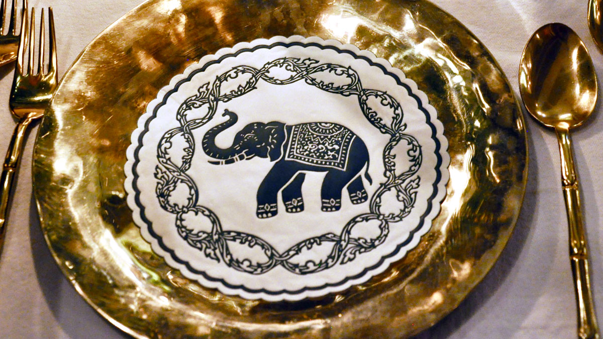 Blue Elephant: Goldenes Besteck, goldene Platzteller. Foto WR