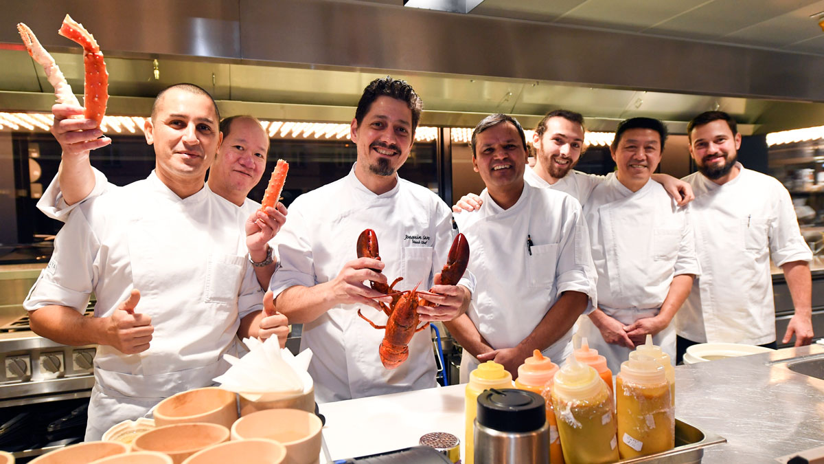 Küchenchef Joaquin Santos mit seiner euro-asiatiaschen Crew. Foto Sabine Brauer