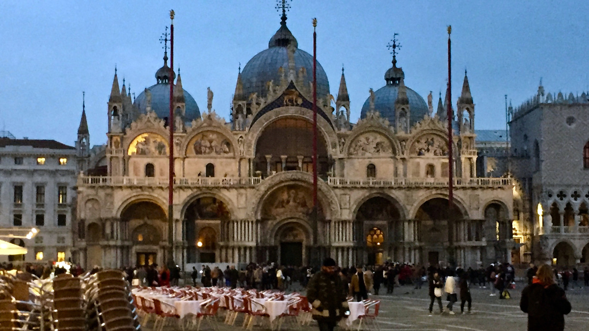 Basilika di San Marco – der Markus-Dom, auch in den Abendstunden umlagert von Touristen. Foto HvF