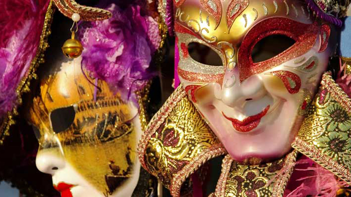 Überall schöne Masken: ob Billigkopien aus China oder handgefertigte Objekte von Meisterhand. Foto Dreamguides