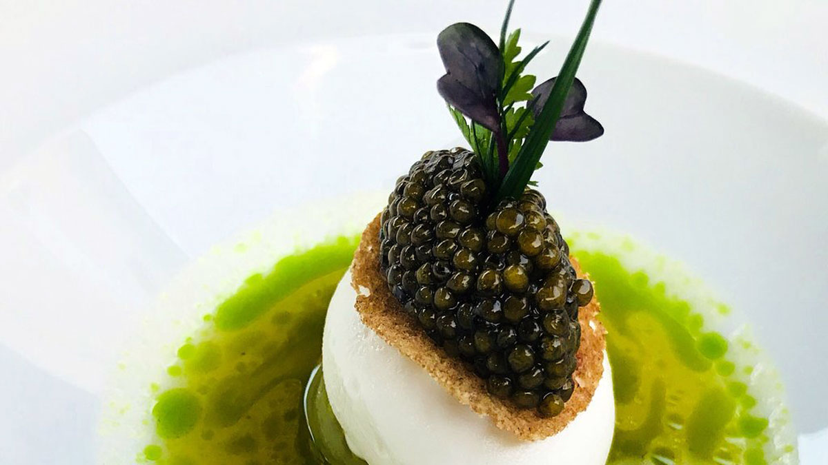 Wer es sich leisten kann, bestellt Kaviar auf geeister Mozzarella….. Foto Ketschauer Hof