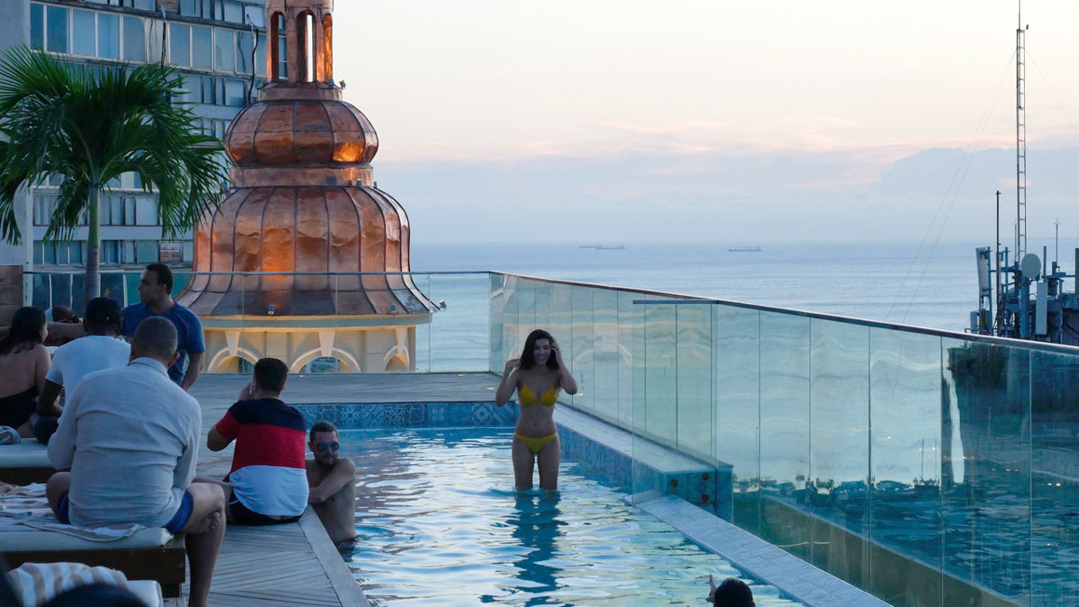 Auf der Terrasse des neuen FERA PALACE HOTELS gibts die besten Caipirinhas und die schönste Aussicht