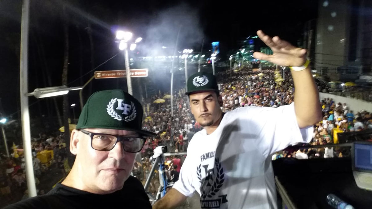 Der Berliner Musikproduzent Peter Doc B mit Rapper Kaos MC auf dem Pre-Karneval in Salvador